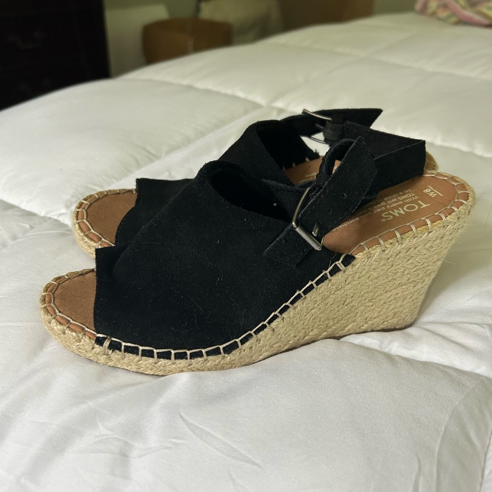 TOMS black wedge sandals | size 8 wide | great condition! Like new!